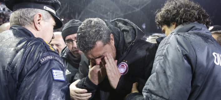 Με κολάρο στον λαιμό ο προπονητής του Ολυμπιακού Οσκαρ ...