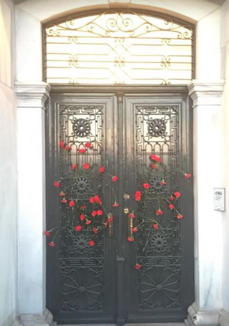 Οι διαδηλωτές έβαλαν λουλούδια στην πόρτα του Προξενείου