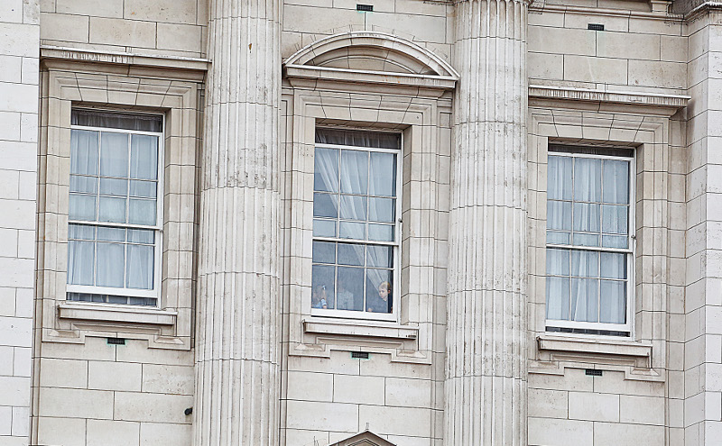 Υπό το άγρυπνο βλέμμα των νταντάδων του, παρακολούθησαν την εκδήλωση ο Τζορτζ και η Σάρλοτ. Φωτογραφία: Splash News. 