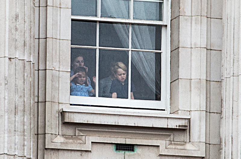 Από ένα παράθυρο παρακολούθησαν το υπερθέαμα ο Τζορτζ και η Σάρλοτ. Φωτογραφία: Splash News