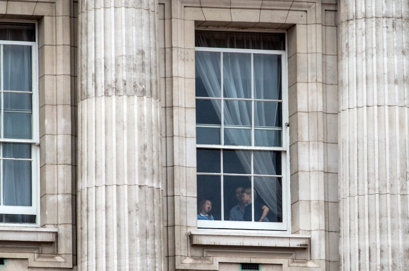 Η πριγκίπισσα Σάρλοτ βγάζει την γλώσσα στον αδερφό της. Φωτογραφία: Splash News