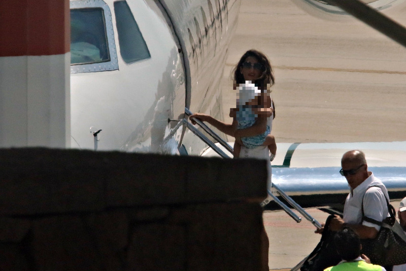 Η Αμάλ Κλούνεϊ την ώρα που επιβιβάζεται στο ιδιωτικό αεροπλάνο