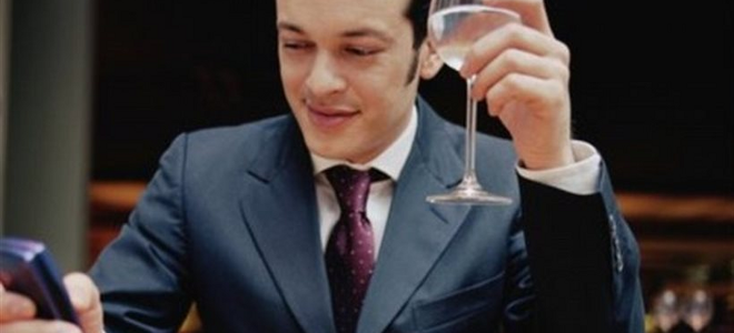 Δεν έχετε κοπέλα για τις γιορτές; Πρωτοποριακή υπηρεσία σας βγάζει από τη δύσκολ