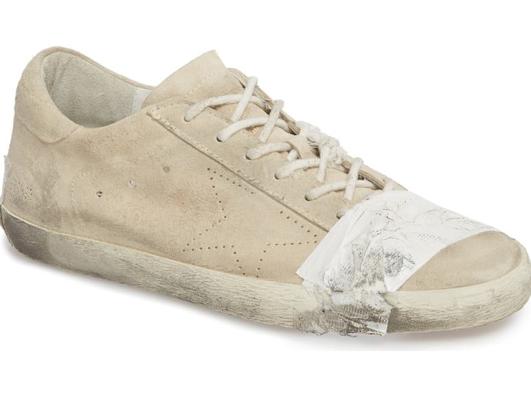 Τα sneakers είναι φτιαγμένα ώστε να δείχνουν παλιά με μια χαρτοταινία να τυλίγεται στο ύψος των δαχτύλων