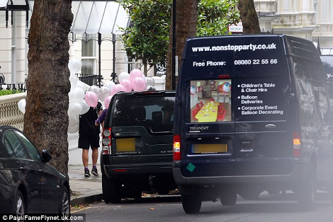 &Eta; &kappa;ό&rho;&eta; &tau;&omicron;&upsilon; &Nu;&tau;έ&iota;&beta;&iota;&nu;&tau; &Mu;&pi;έ&kappa;&alpha;&mu; &kappa;&lambda;&epsilon;ί&nu;&epsilon;&iota; &tau;&alpha; 3 &kappa;&alpha;&iota; &eta; &omicron;&iota;&kappa;&omicron;&gamma;έ&nu;&epsilon;&iota;&alpha; &epsilon;&tau;&omicron;ί&mu;&alpha;&sigma;&epsilon; &mu;&epsilon;&gamma;ά&lambda;&omicron; &pi;ά&rho;&tau;&iota;