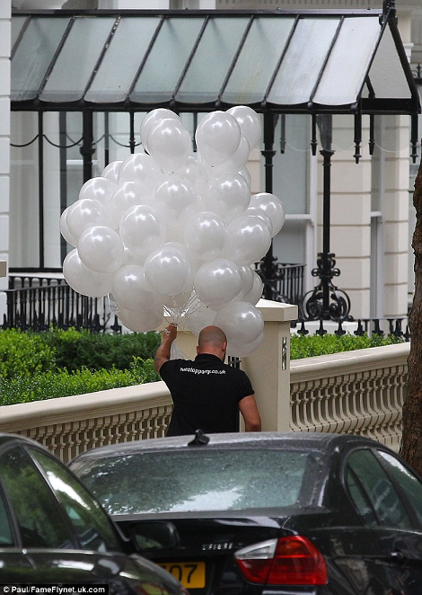 &Eta; &kappa;ό&rho;&eta; &tau;&omicron;&upsilon; &Nu;&tau;έ&iota;&beta;&iota;&nu;&tau; &Mu;&pi;έ&kappa;&alpha;&mu; &kappa;&lambda;&epsilon;ί&nu;&epsilon;&iota; &tau;&alpha; 3 &kappa;&alpha;&iota; &eta; &omicron;&iota;&kappa;&omicron;&gamma;έ&nu;&epsilon;&iota;&alpha; &epsilon;&tau;&omicron;ί&mu;&alpha;&sigma;&epsilon; &mu;&epsilon;&gamma;ά&lambda;&omicron; &pi;ά&rho;&tau;&iota;