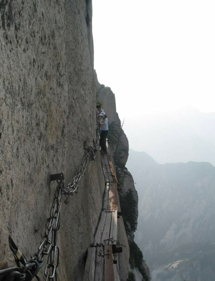 diaforetiko.gr : huashan7 Που οδηγεί το πιο επικίνδυνο μονοπάτι του κόσμου όπου για να φτάσεις βλέπεις το χάρο με τα μάτια σου