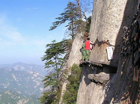 diaforetiko.gr : huashan8 Που οδηγεί το πιο επικίνδυνο μονοπάτι του κόσμου όπου για να φτάσεις βλέπεις το χάρο με τα μάτια σου