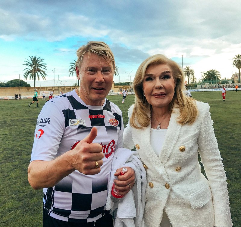 Η κυρία Μαριάννα Β. Βαρδινογιάννη με τον πρώην παγκόσμιο πρωταθλητή της Formula 1  Μika Hakkinen