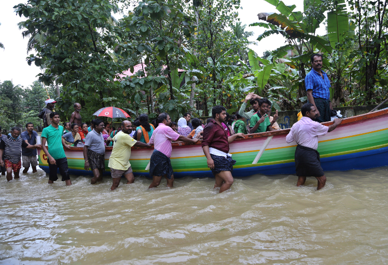 Με βάρκες κινονται στους πλημμυρισμένους δρόμους/Φωτογραφία:ΑΡ