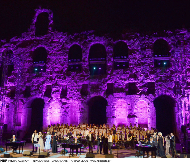 Όλοι οι καλλιτέχνες στη σκηνή