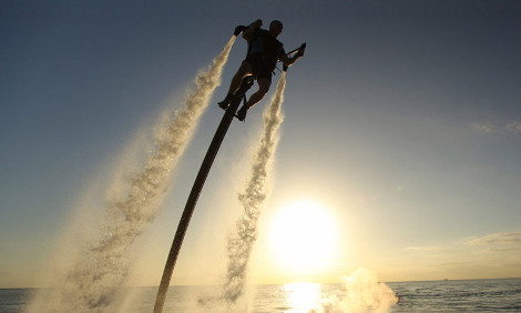 JETLEV-FLYER: ΤΟ ΝΕΟ ΣΠΟΡ ΤΟΥ ΚΑΛΟΚΑΙΡΟΥ ΠΟΥ ΔΙΝΕΙ ΦΤΕΡΑ ΣΤΟΝ ΑΝΘΡΩΠΟ. ΔΕΙΤΕ ΤΟ VIDEO... jetlev1