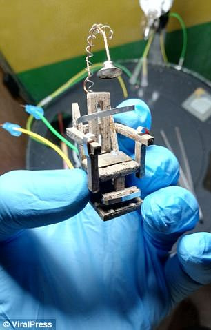 Η μίνι-ηλεκτρική καρέκλα που κατασκεύασε για την κατσαρίδα -Φωτογραφία: Viralpress