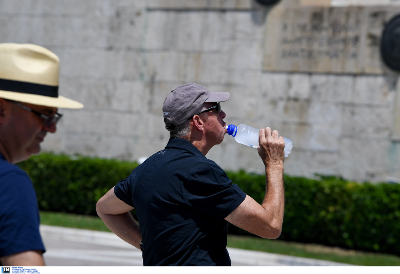 Τις ημέρες με τις υψηλές θερμοκρασίες χρειάζεται η λήψη άφθονων υγρών-Φωτογραφία: Intimenews/Μιχάλης Βαρακλάς