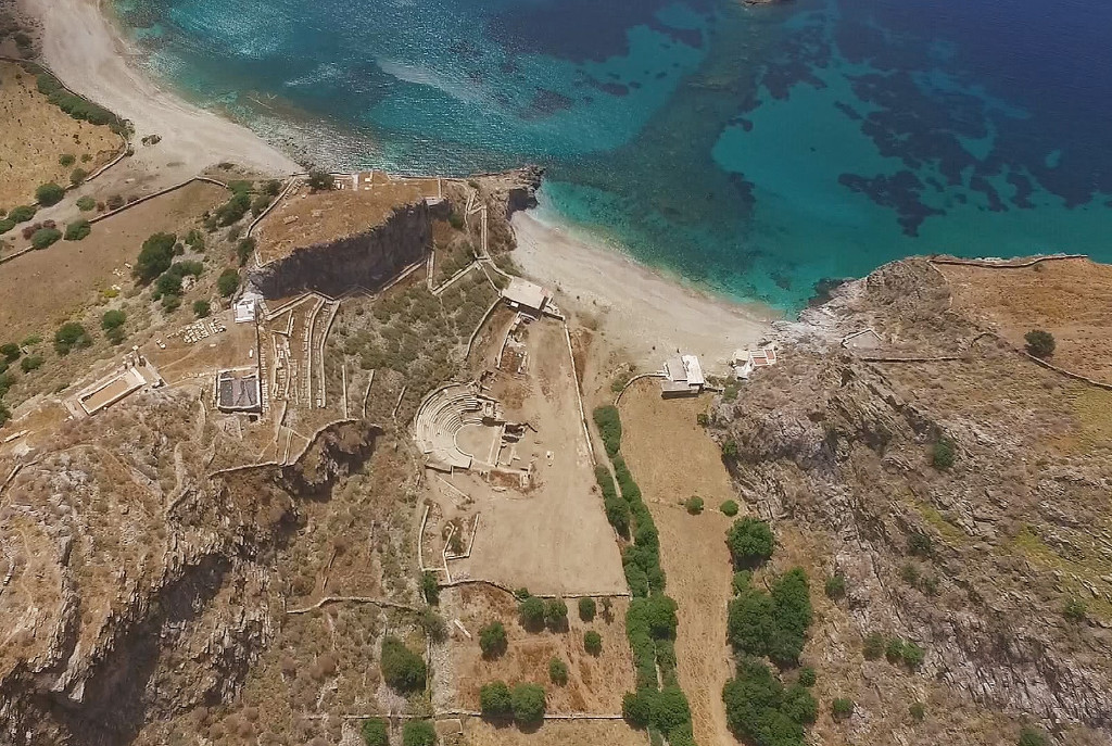 Το αρχαίο θέατρο της Καρθαίας βρίσκεται στην Κέα, στα νοτιοδυτικά της πλαγιάς της ακρόπολης της πόλης, στις εκβολές του ρέματος του Βαθυποτάμου κοντά στη θάλασσα.