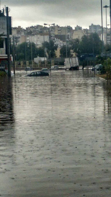 Χείμαρροι οι δρόμοι στην Αθήνα λόγω καταιγίδας -Παρασύρθηκαν ΙΧ στο Κερατσίνι