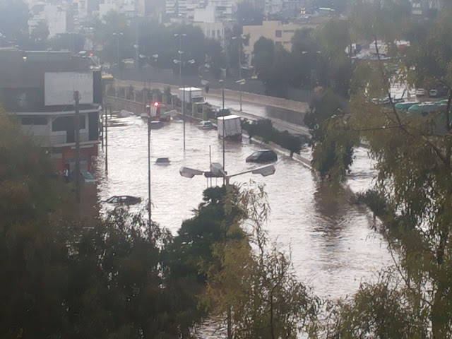 Χείμαρροι οι δρόμοι στην Αθήνα λόγω καταιγίδας -Παρασύρθηκαν ΙΧ στο Κερατσίνι