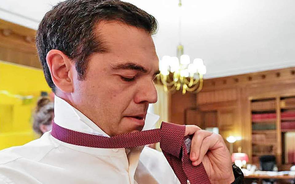 Ο πρωθυπουργός στο γραφείο του στο Μαξίμου, δένει τη γραβάτα πριν πάει στο Ζάππειο
