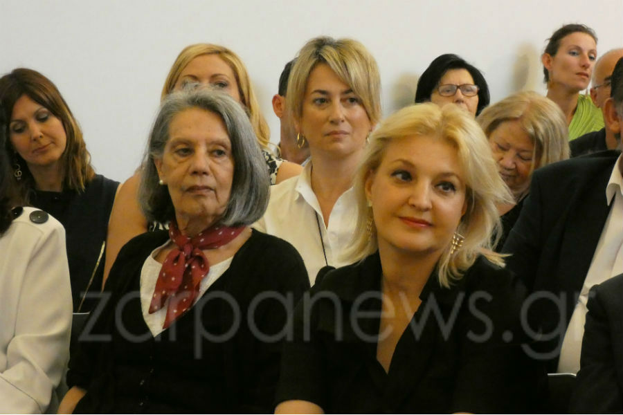 Η Σοφία Κοκοσαλάκη δεξιά