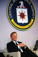 O Ντάνιελ Κρεγκ κάτω από το λογότυπο της CIA