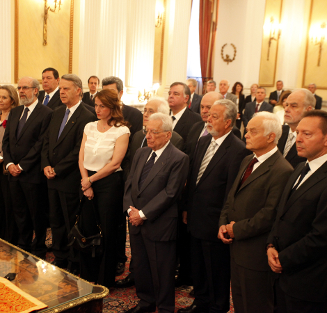 Υπηρεσιακή κυβέρνηση με όλους τους φίλους του Παπαδήμου