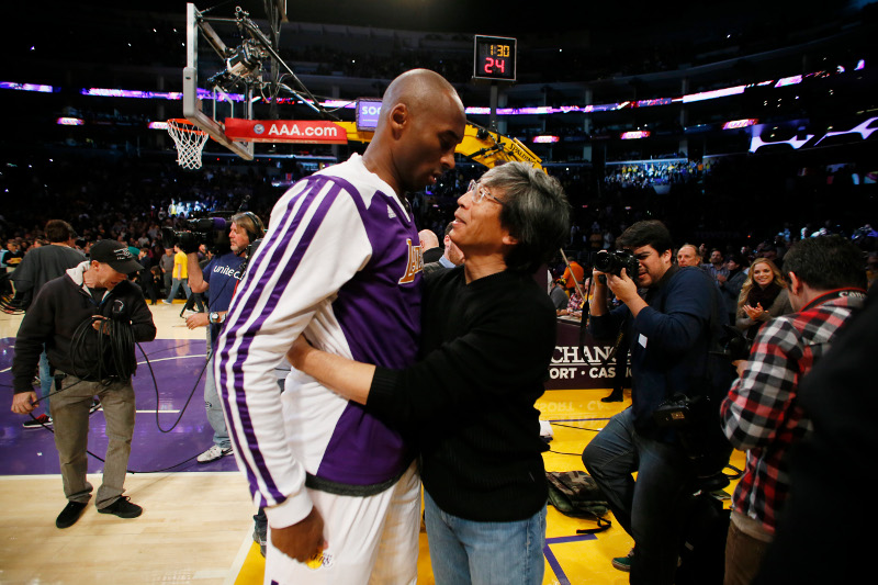 Ο νέος ιδιοκτήτης της εφημερίδας με τον  Kobe Bryant / Φωτογραφία: ΑΡ