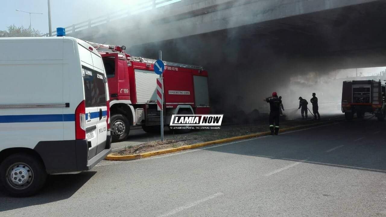 Φωτιά πήρε πλατφόρμα γεμάτη άχυρα στην Λαμία από άγνωστη μέχρι στιγμής αιτία