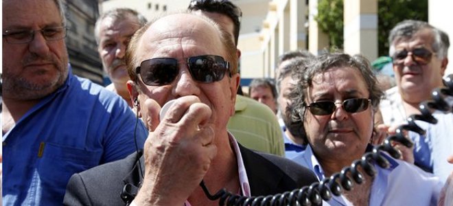 Ξεκίνησε η πορεία των ταξιτζήδων για τον αποκλεισμό της Βουλής