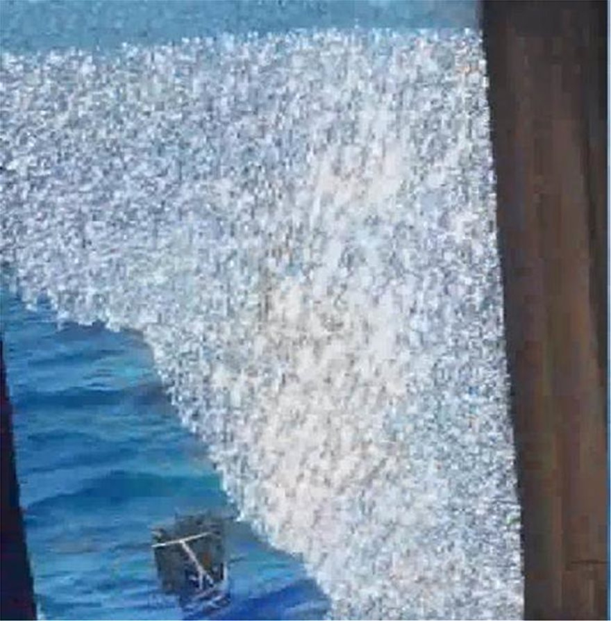  οι Ελληνες λιμενικοί, σήκωσαν τα όπλα και άρχισαν να πυροβολούν εναντίον τους, σπάζοντας τα παράθυρα του σκάφους