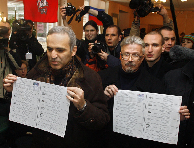 Οι ηγέτες του αντικυβερνητικού μπλοκ, ο πρώην πρωταθλητής του σκάκι Γιούρι Κασπάρoφ και ο Έντουαρντ Λιμόνοφ, αφού πια έχει απαγορευθεί το ριζοσπαστικό Εθνικό Μπολσεβιβικό Κόμμα του, στις εκλογές του 2007 κρατούν ψηφοδέλτια με διαγραμμένα όλα τα υποψήφια κόμματα. Φωτογραφία: ΑP Photo/Sergey Ponomarev.