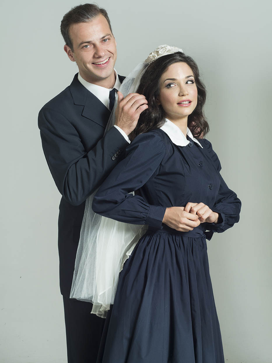 Στο ρόλο της Λίζας Πετροβασίλη η Κατερίνα Γερονικολού και στο ρόλο του καθηγητή, ο Ορέστης Τζιόβας