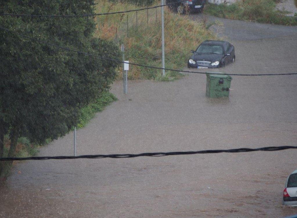 makrigianni2 «Πνίγηκε» η Κοζάνη: Δρόμοι μετατράπηκαν σε ποτάμια   Αυτοκίνητα παρασύρθηκαν  Υπόγεια πλημμύρισαν   βίντεο & εικόνες
