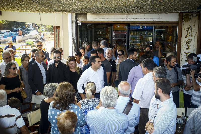 Ο Αλέξης Τσίπρας συνομιλεί με κατοίκους στο Μάτι- φωτογραφία eurokinissi