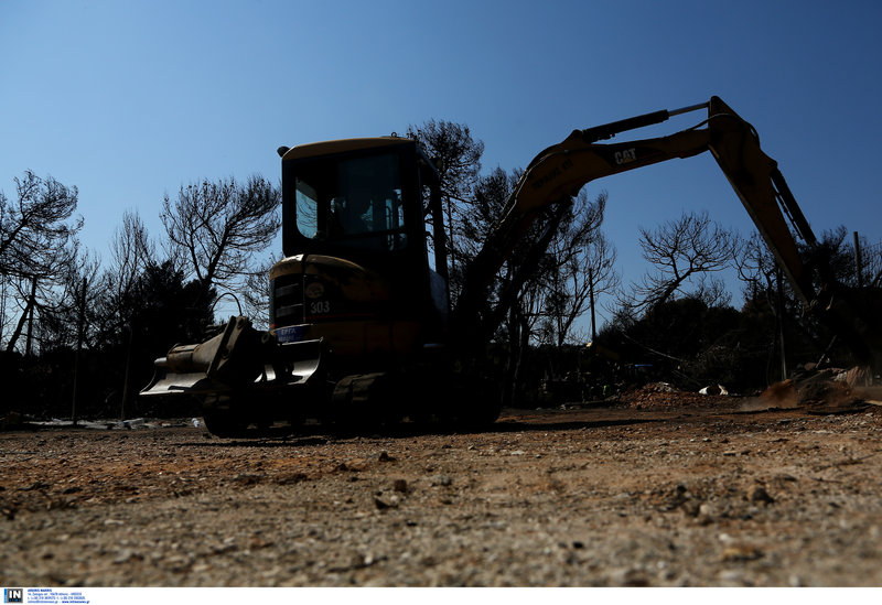 Μπουλντόζες έχουν ξεκινήσει εργασίες καθαρισμού από τα καμμένα 