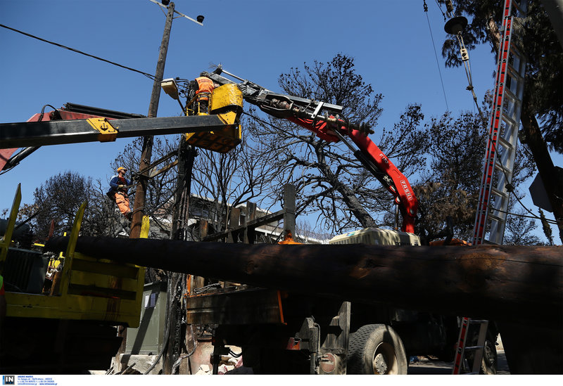Με εντατικούς ρυθμούς εργάζονται και οι τεχνικοί για να επανέλθει στην περιοχή η ηλεκτροδότηση 