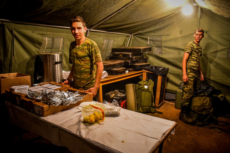 Ο στρατός μοιράζει φαγητό σε όποιον χρειάζεται 