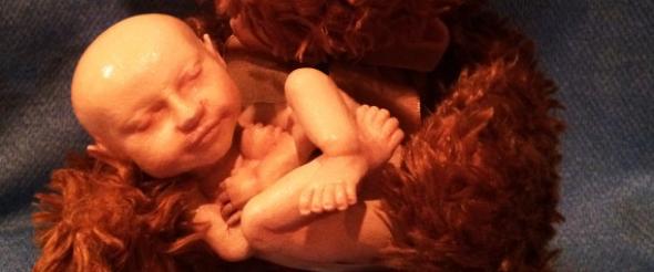 diaforetiko.gr : moro 3 Εγκυες θα κρατούν στην αγκαλιά το μωρό τους πριν γεννηθεί  Οι Ιάπωνες μετατρέπουν το έμβρυο σε κούκλα!!