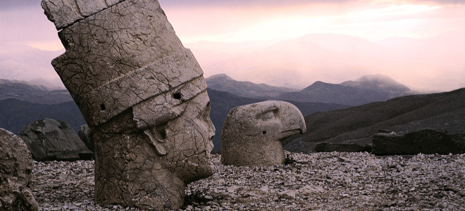Εξερευνώντας το όρος Νεμρούτ: Τα τρομακτικά αγάλματα της γειτονικής Τουρκίας