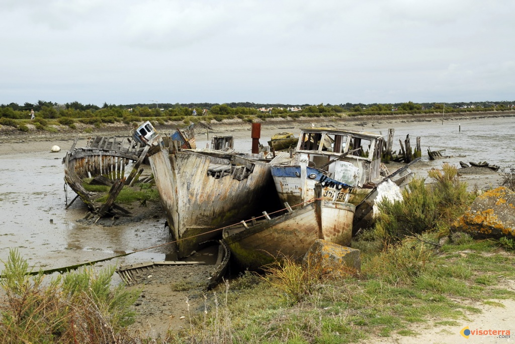 Το... νεκροταφείο για βάρκες στην όχθη ενός ποταμού 