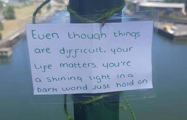 Ένα από τα 40 συγκινητικά μηνύματα που άφησε η Πέιτζ Χάντερ στη γέφυρα (Φωτογραφία: Facebook/paige.hunter.526) 