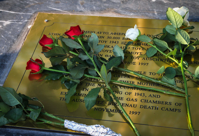   Flowers at the Holocaust Memorial in Thessaloniki / Photo Eurokinissi 