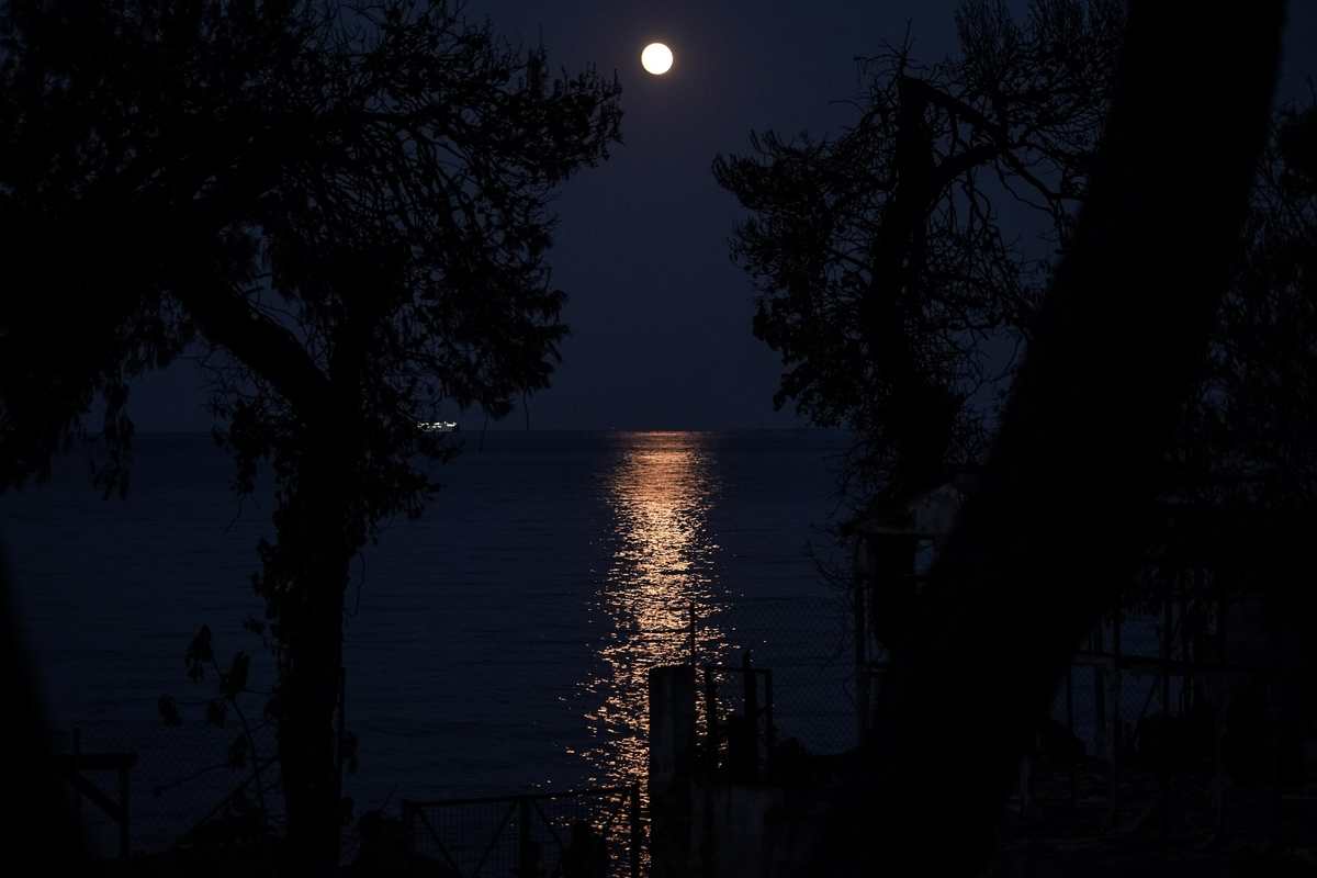 Η ολική έκλειψη της Σελήνης, φωτίζει το μαρτυρικό Μάτι -Φωτογραφίες: Menelaos Myrillas / SOOC