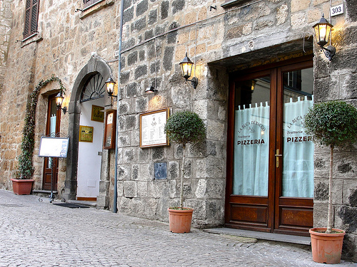 diaforetiko.gr : orvieto restaurant Υπάρχει μια μαγική πόλη που οι κάτοικοι κάνουν τα πάντα πολύ αργά  Ακολουθούν το κίνημα Cittaslow