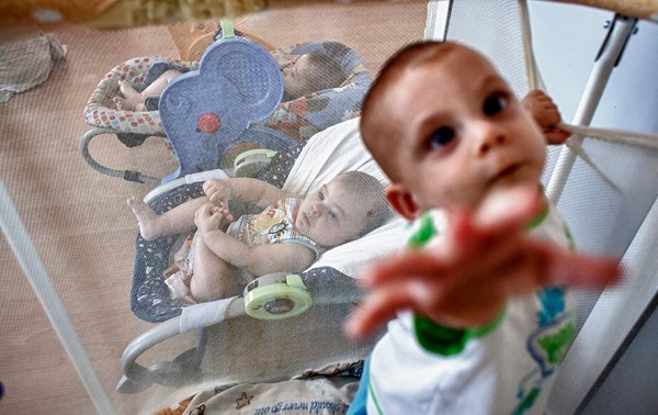 Eγκαταλείπουν τα παιδιά στην Ελλάδα της κρίσης -Συγκλονιστικές φωτογραφίες στους New York Times