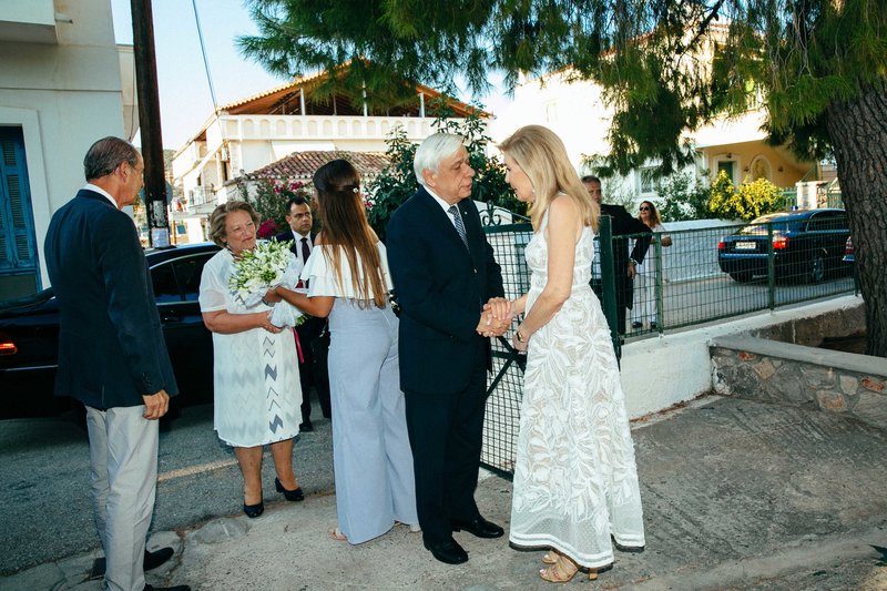 Ο Δήμαρχος Ερμιονίδας Δημήτριος Σφυρής και η Μαριάννα Β. Βαρδινογιάννη υποδέχονται τον Πρόεδρο της Δημοκρατίας και τη σύζυγό του