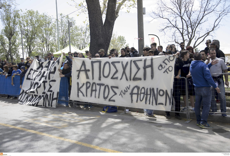 Οπαδοί του ΠΑΟΚ στον τερματισμό του μαραθωνίου «Μ. Αλέξανδρος»-Γιούχαραν δρομέα με διακριτικά της ΑΕΚ (ΦΩΤΟ-VIDEO)