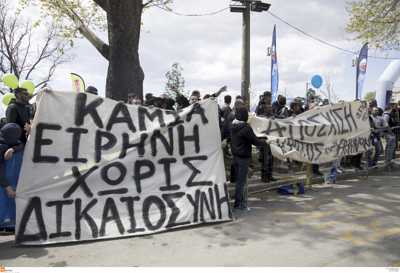 Οπαδοί του ΠΑΟΚ στον τερματισμό του μαραθωνίου «Μ. Αλέξανδρος»-Γιούχαραν δρομέα με διακριτικά της ΑΕΚ (ΦΩΤΟ-VIDEO)