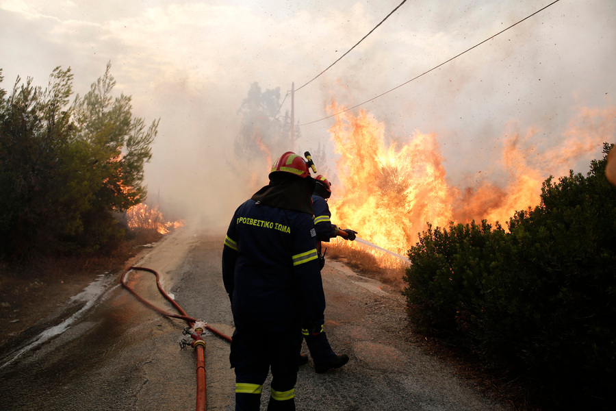 Μέτωπο 3-4 χιλιομέτρων έχει η φωτιά στην Πεντέλη -Φωτογραφία:ΑΠΕ ΜΠΕ/ΑΛΕΞΑΝΔΡΟΣ ΒΛΑΧΟΣ