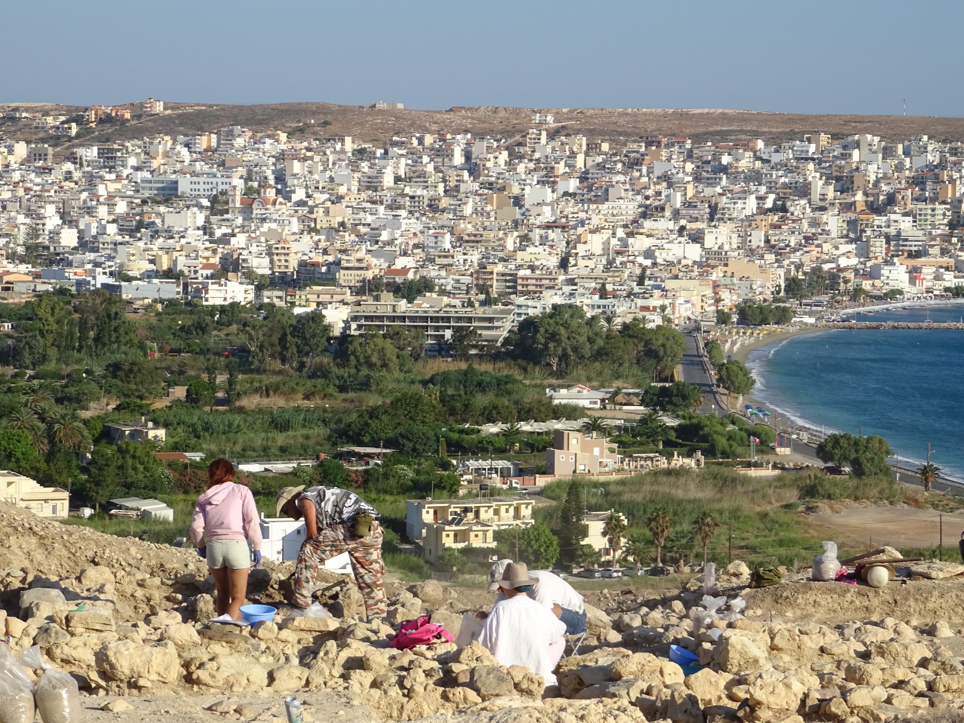 Στην ανασκαφή του νεκροταφείου του Πετρά συμμετείχαν, το 2018, 19 μεταπτυχιακοί και διδακτορικοί φοιτητές από τα Πανεπιστήμια Αθηνών, Κρήτης, Θεσσαλονίκης, Καλαμάτας, Μαδρίτης, Χάρβαρντ, Rhodes και Τορόντο, οι καθηγητές David Rupp, Miriam Clinton και Σέβη Τριανταφύλλου, καθώς και η δρ Μαρία Ρελάκη και εννέα εργάτες από τη Σητεία.