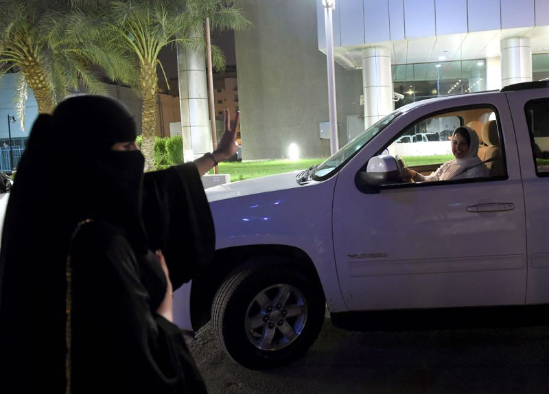 Θετικές οι αντιδράσεις γυναικών και ανδρών στη θέα της πρώτης γυναίκας που οδήγησε στους δρόμους του Ριάντ